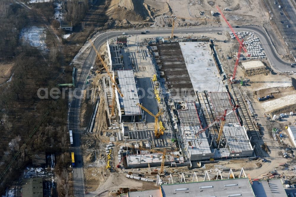 Berlin from the bird's eye view: New construction of the building complex of the shopping center of Hoeffner Moebelgesellschaft GmbH & Co.KG and the Krieger-Gruppe on Landsberger Allee in Berlin