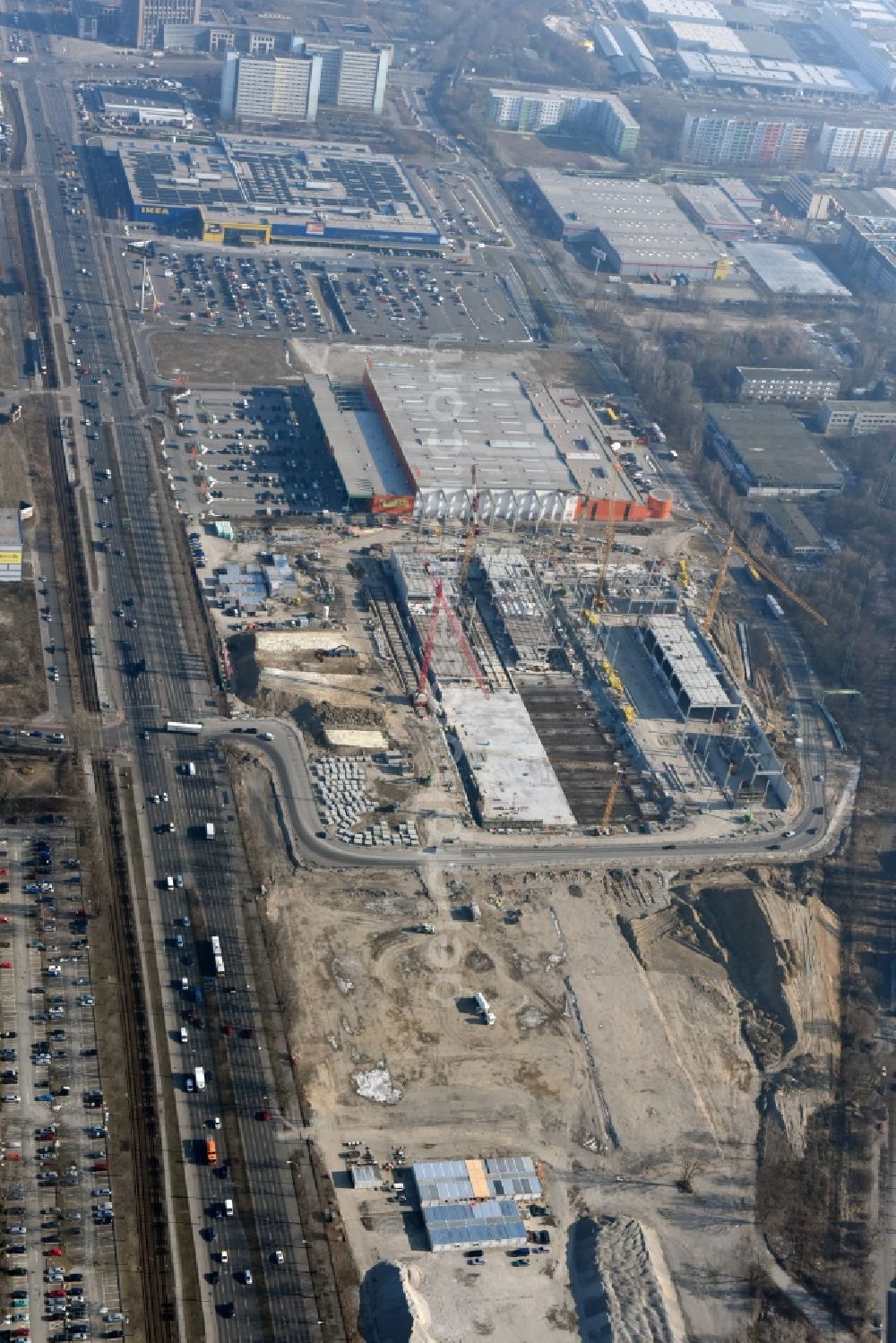 Berlin from above - New construction of the building complex of the shopping center of Hoeffner Moebelgesellschaft GmbH & Co.KG and the Krieger-Gruppe on Landsberger Allee in Berlin