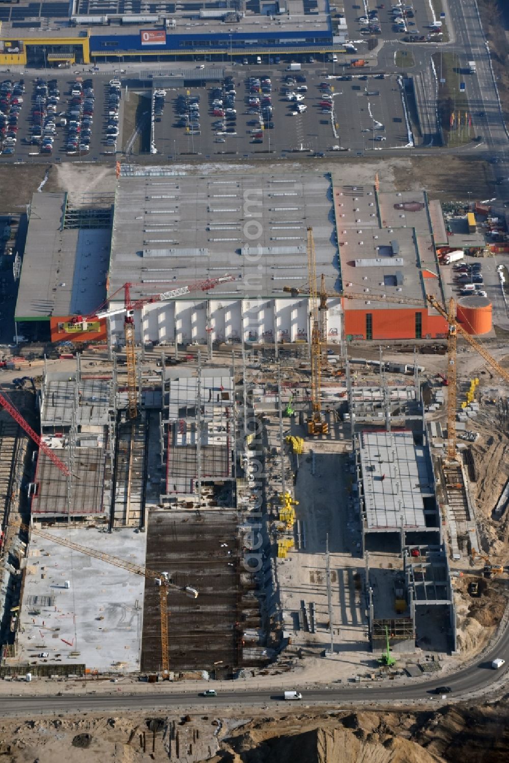 Aerial image Berlin - New construction of the building complex of the shopping center of Hoeffner Moebelgesellschaft GmbH & Co.KG and the Krieger-Gruppe on Landsberger Allee in Berlin