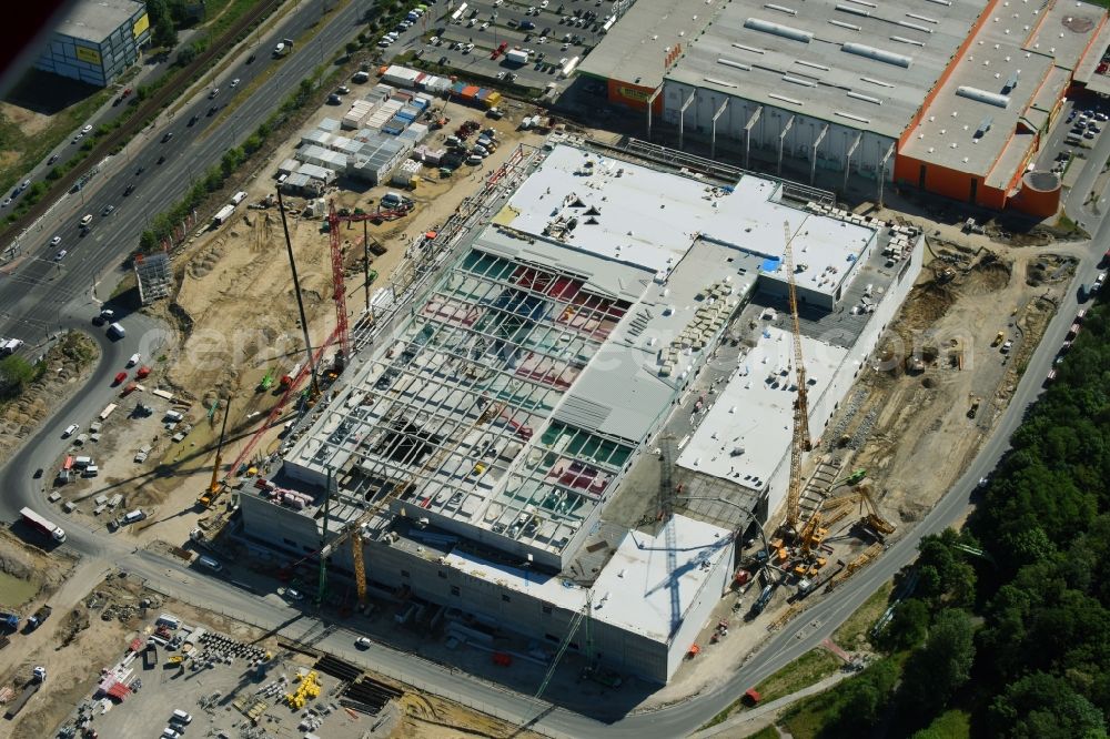 Berlin from the bird's eye view: New construction of the building complex of the shopping center of Hoeffner Moebelgesellschaft GmbH & Co.KG and the Krieger-Gruppe on Landsberger Allee in Berlin