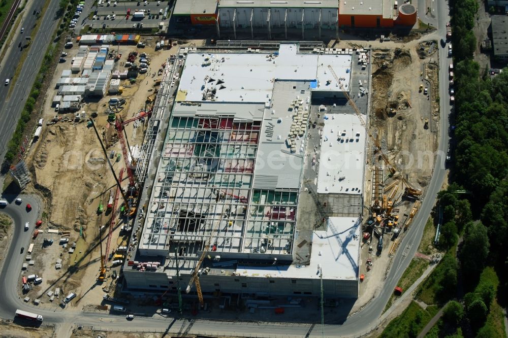 Aerial image Berlin - New construction of the building complex of the shopping center of Hoeffner Moebelgesellschaft GmbH & Co.KG and the Krieger-Gruppe on Landsberger Allee in Berlin