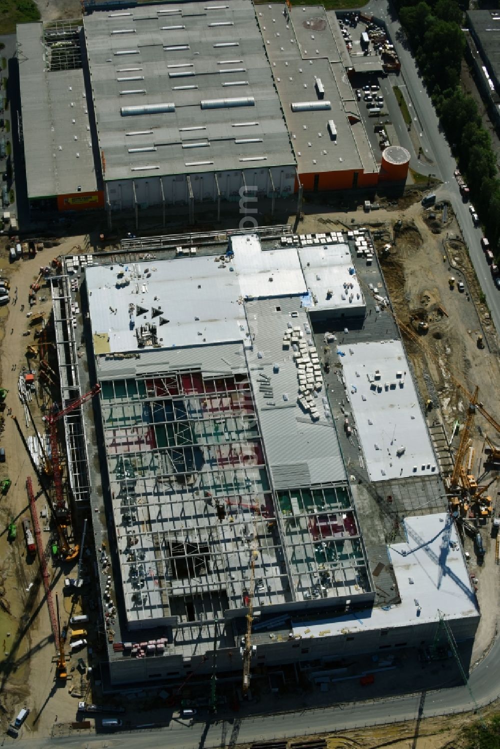 Berlin from above - New construction of the building complex of the shopping center of Hoeffner Moebelgesellschaft GmbH & Co.KG and the Krieger-Gruppe on Landsberger Allee in Berlin