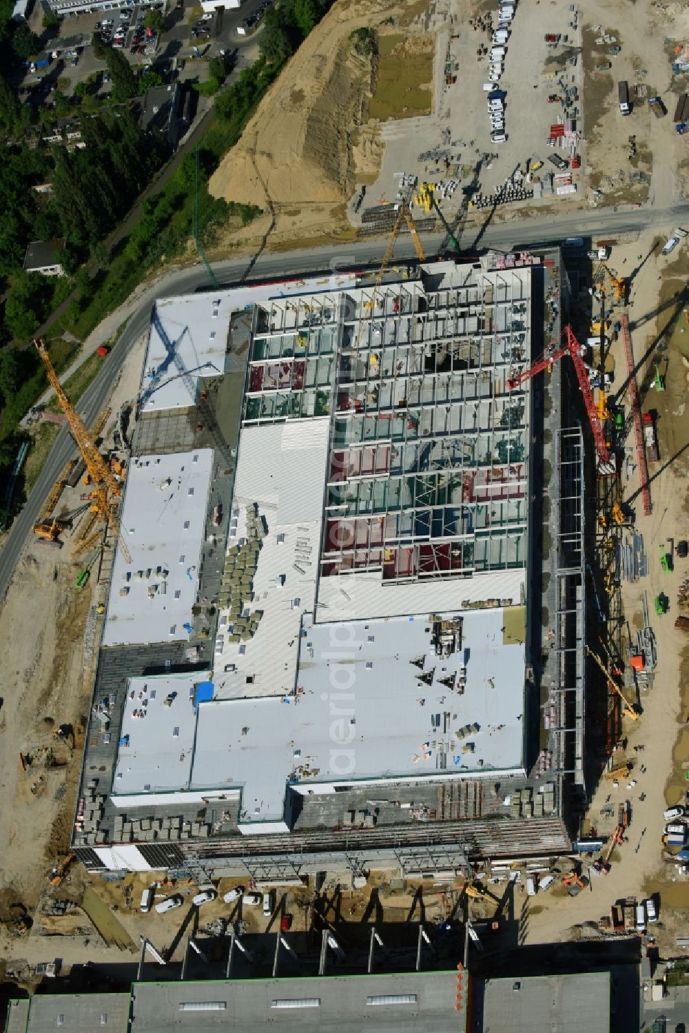 Berlin from the bird's eye view: New construction of the building complex of the shopping center of Hoeffner Moebelgesellschaft GmbH & Co.KG and the Krieger-Gruppe on Landsberger Allee in Berlin