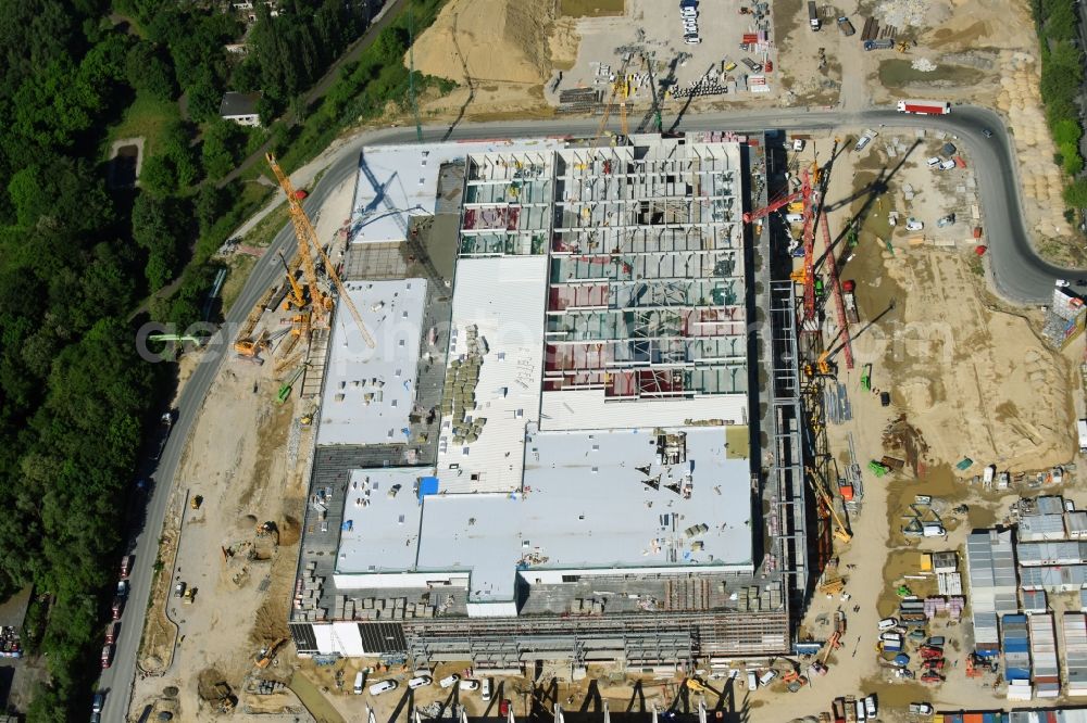 Aerial image Berlin - New construction of the building complex of the shopping center of Hoeffner Moebelgesellschaft GmbH & Co.KG and the Krieger-Gruppe on Landsberger Allee in Berlin