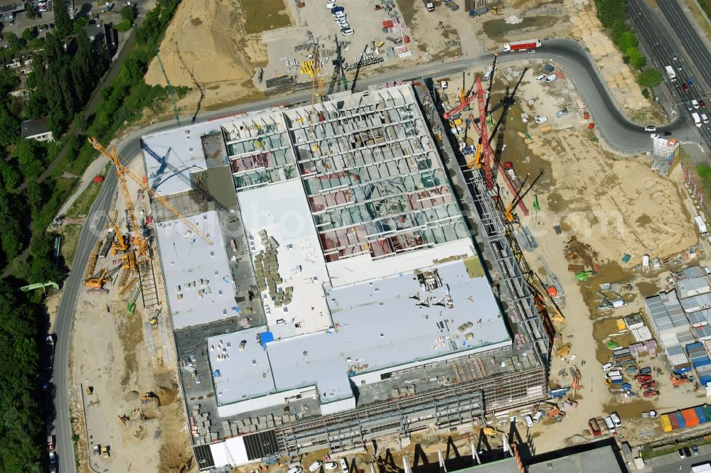 Aerial photograph Berlin - New construction of the building complex of the shopping center of Hoeffner Moebelgesellschaft GmbH & Co.KG and the Krieger-Gruppe on Landsberger Allee in Berlin