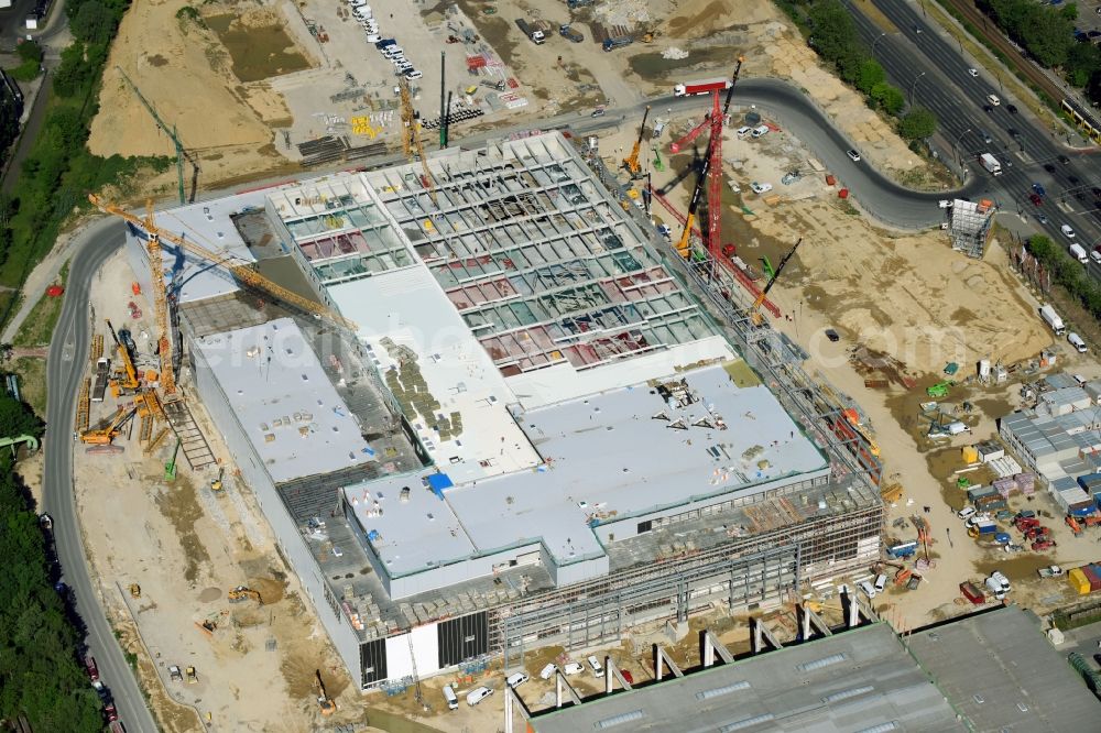 Berlin from above - New construction of the building complex of the shopping center of Hoeffner Moebelgesellschaft GmbH & Co.KG and the Krieger-Gruppe on Landsberger Allee in Berlin