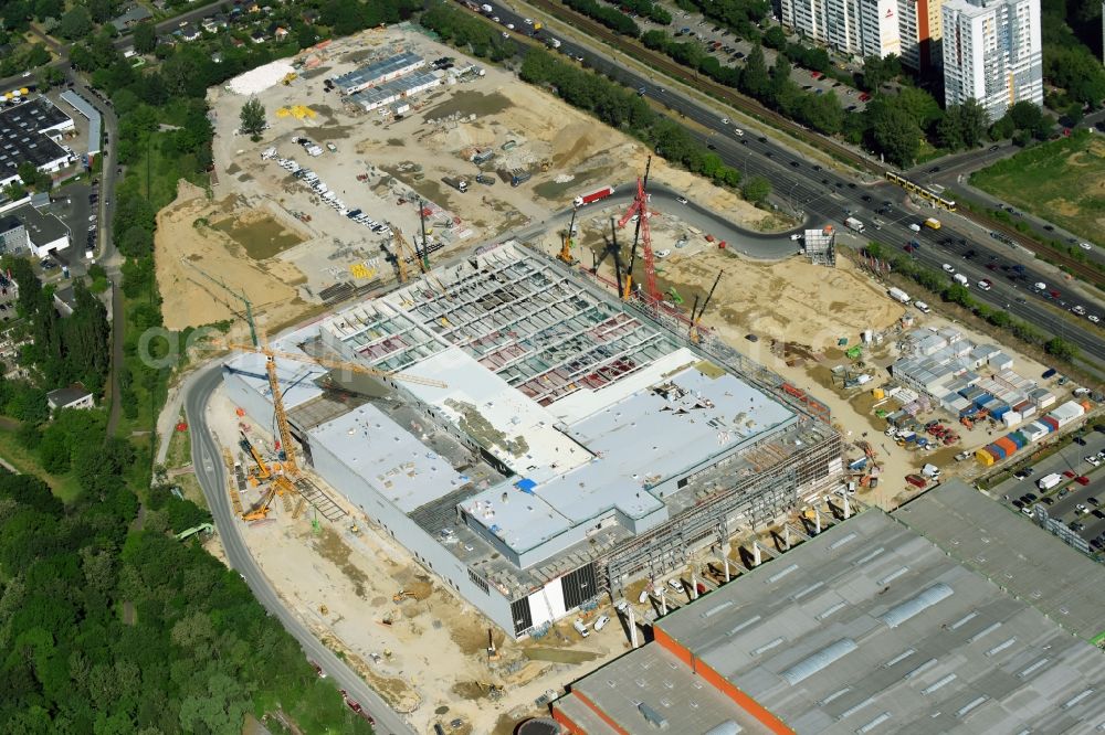 Berlin from the bird's eye view: New construction of the building complex of the shopping center of Hoeffner Moebelgesellschaft GmbH & Co.KG and the Krieger-Gruppe on Landsberger Allee in Berlin