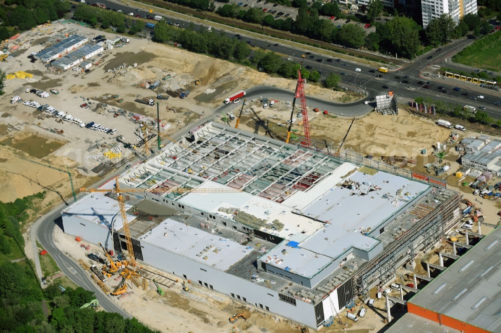 Aerial image Berlin - New construction of the building complex of the shopping center of Hoeffner Moebelgesellschaft GmbH & Co.KG and the Krieger-Gruppe on Landsberger Allee in Berlin