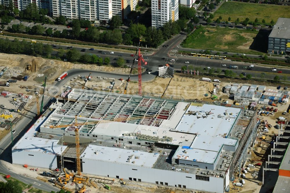 Aerial photograph Berlin - New construction of the building complex of the shopping center of Hoeffner Moebelgesellschaft GmbH & Co.KG and the Krieger-Gruppe on Landsberger Allee in Berlin