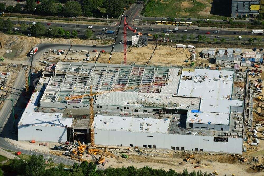 Berlin from above - New construction of the building complex of the shopping center of Hoeffner Moebelgesellschaft GmbH & Co.KG and the Krieger-Gruppe on Landsberger Allee in Berlin