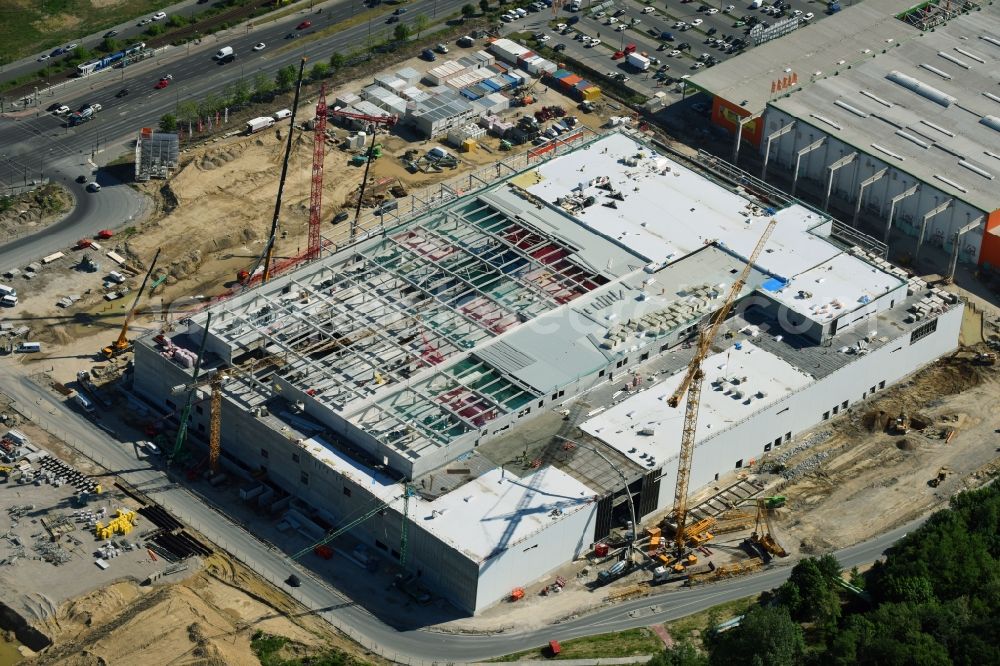 Berlin from the bird's eye view: New construction of the building complex of the shopping center of Hoeffner Moebelgesellschaft GmbH & Co.KG and the Krieger-Gruppe on Landsberger Allee in Berlin