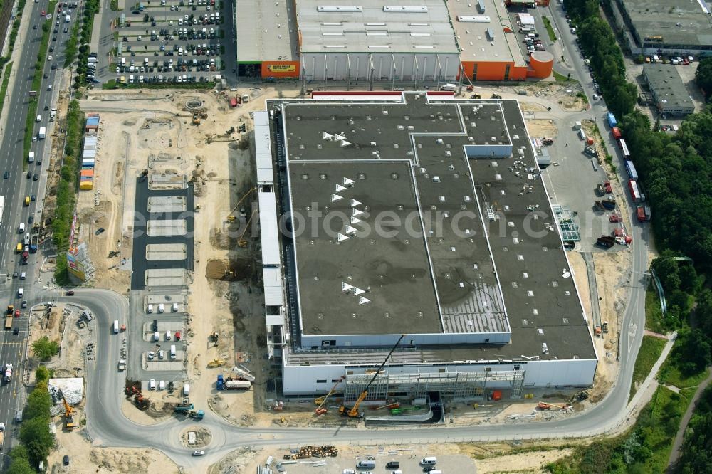 Aerial photograph Berlin - New construction of the building complex of the shopping center of Hoeffner Moebelgesellschaft GmbH & Co.KG and the Krieger-Gruppe on Landsberger Allee in Berlin