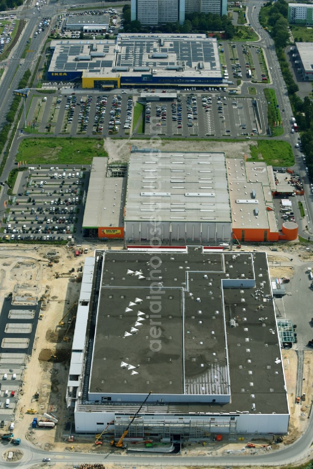 Berlin from above - New construction of the building complex of the shopping center of Hoeffner Moebelgesellschaft GmbH & Co.KG and the Krieger-Gruppe on Landsberger Allee in Berlin