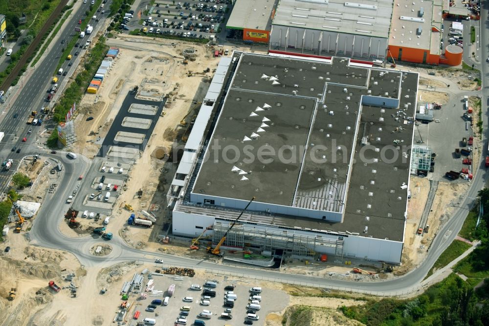 Berlin from the bird's eye view: New construction of the building complex of the shopping center of Hoeffner Moebelgesellschaft GmbH & Co.KG and the Krieger-Gruppe on Landsberger Allee in Berlin