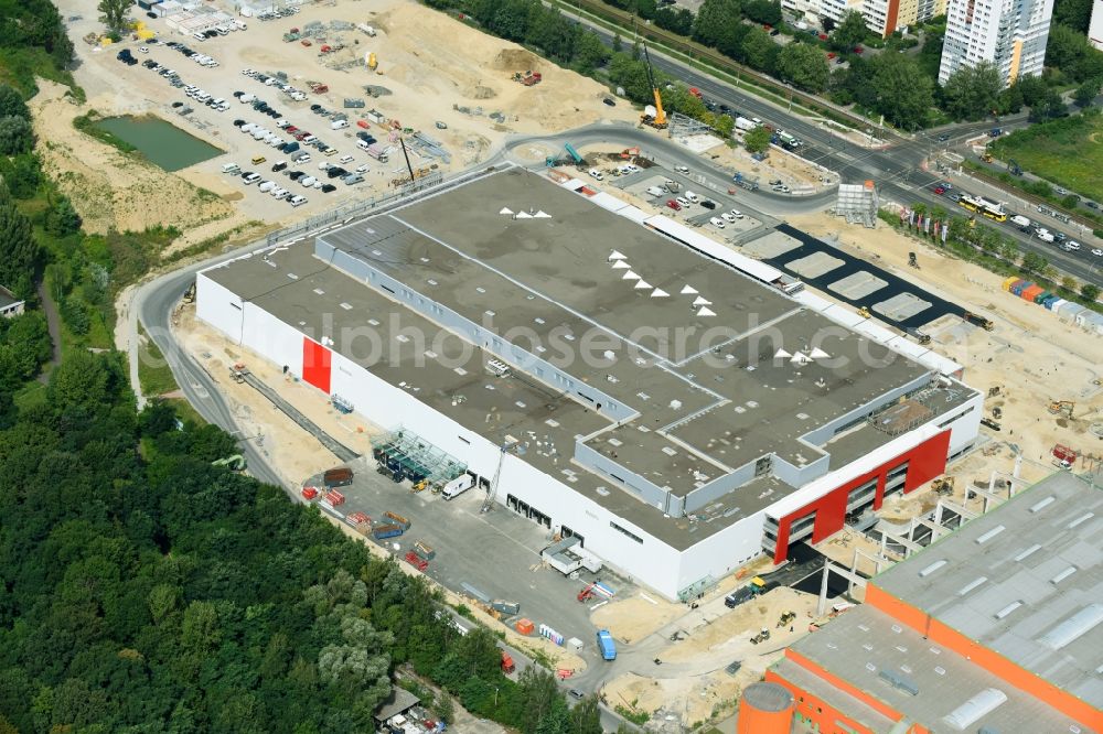 Berlin from the bird's eye view: New construction of the building complex of the shopping center of Hoeffner Moebelgesellschaft GmbH & Co.KG and the Krieger-Gruppe on Landsberger Allee in Berlin