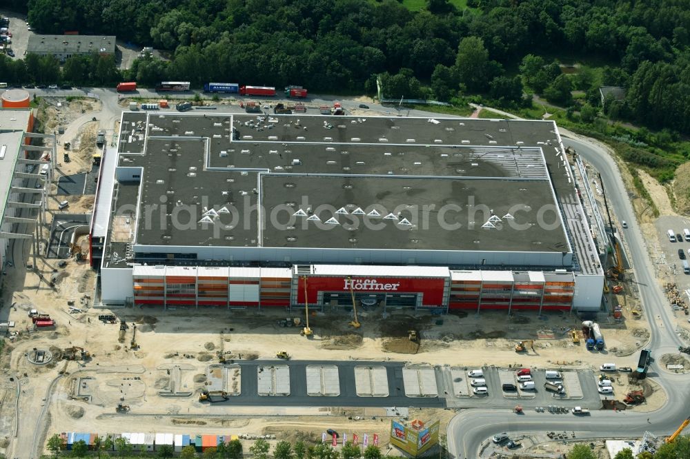 Berlin from above - New construction of the building complex of the shopping center of Hoeffner Moebelgesellschaft GmbH & Co.KG and the Krieger-Gruppe on Landsberger Allee in Berlin