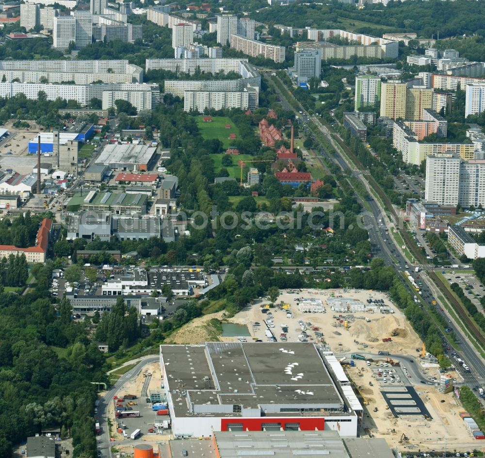 Berlin from above - New construction of the building complex of the shopping center of Hoeffner Moebelgesellschaft GmbH & Co.KG and the Krieger-Gruppe on Landsberger Allee in Berlin