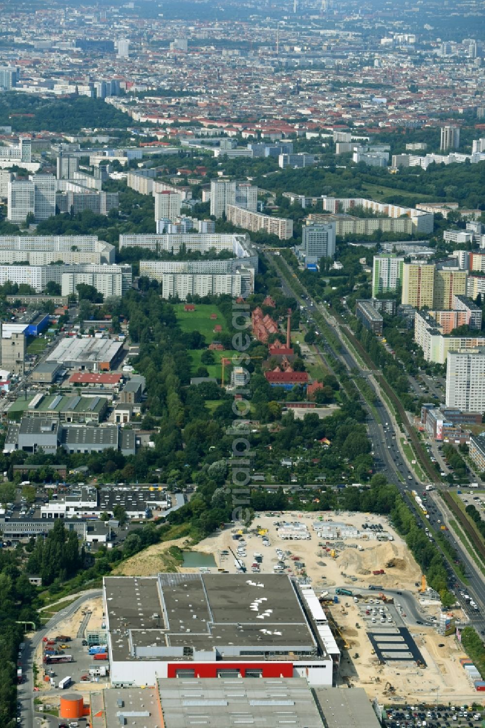 Berlin from the bird's eye view: New construction of the building complex of the shopping center of Hoeffner Moebelgesellschaft GmbH & Co.KG and the Krieger-Gruppe on Landsberger Allee in Berlin