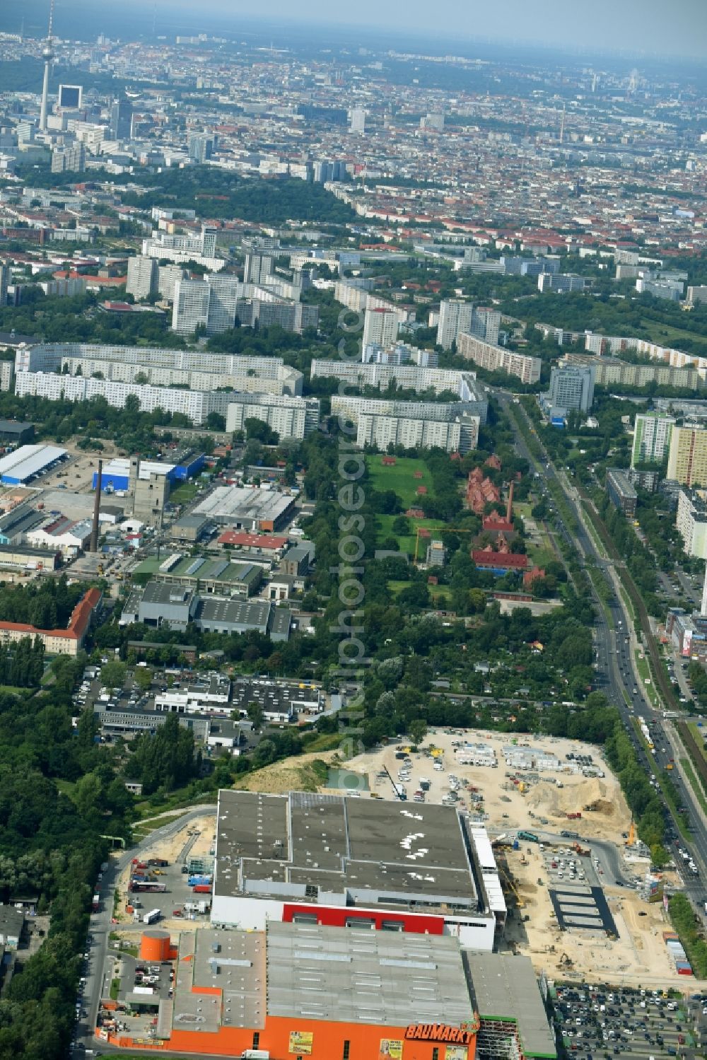 Aerial image Berlin - New construction of the building complex of the shopping center of Hoeffner Moebelgesellschaft GmbH & Co.KG and the Krieger-Gruppe on Landsberger Allee in Berlin