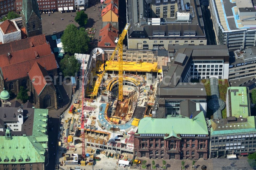 Bremen from the bird's eye view: Construction of the new building of the Bremer Landesbank at the town hall and the cathedral at Bremen