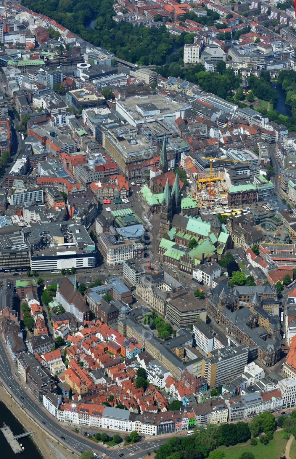 Bremen from the bird's eye view: Construction of the new building of the Bremer Landesbank at the town hall and the cathedral at Bremen