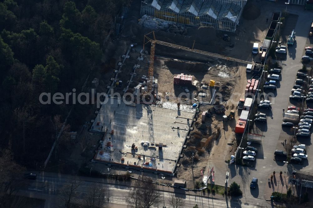 Aerial photograph Hohen Neuendorf - Construction works of the shopping center at the former OBI - Hardware at Schoenfliesser street in Hohen Neuendorf in Brandenburg. GVG Project Development Company plans to revitalize the brain area by demolition of disused construction market and the new Spacious a modern local supply and service center