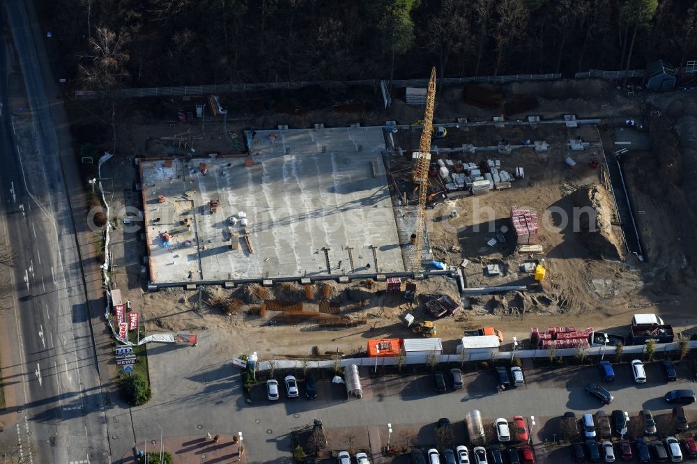 Hohen Neuendorf from above - Construction works of the shopping center at the former OBI - Hardware at Schoenfliesser street in Hohen Neuendorf in Brandenburg. GVG Project Development Company plans to revitalize the brain area by demolition of disused construction market and the new Spacious a modern local supply and service center