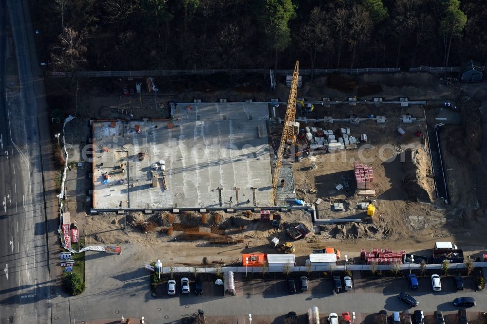 Hohen Neuendorf from the bird's eye view: Construction works of the shopping center at the former OBI - Hardware at Schoenfliesser street in Hohen Neuendorf in Brandenburg. GVG Project Development Company plans to revitalize the brain area by demolition of disused construction market and the new Spacious a modern local supply and service center