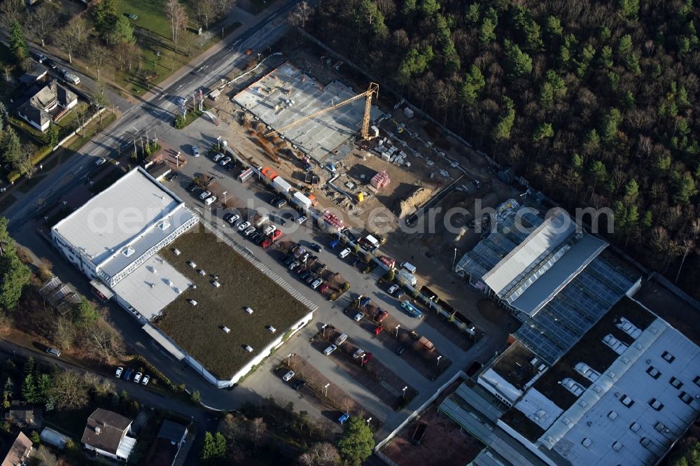 Aerial image Hohen Neuendorf - Construction works of the shopping center at the former OBI - Hardware at Schoenfliesser street in Hohen Neuendorf in Brandenburg. GVG Project Development Company plans to revitalize the brain area by demolition of disused construction market and the new Spacious a modern local supply and service center