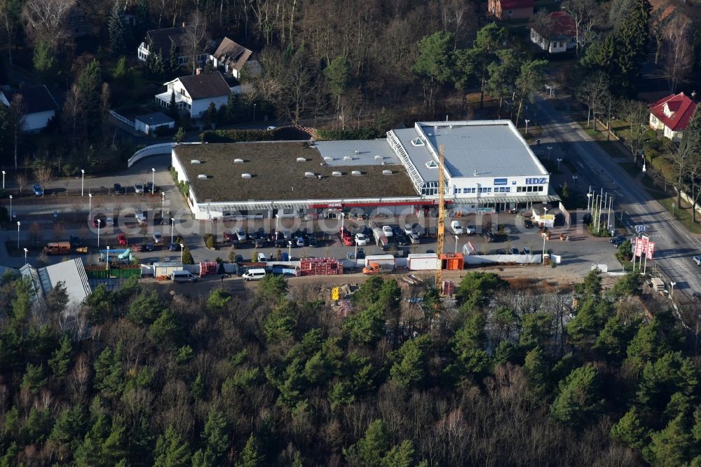 Aerial photograph Hohen Neuendorf - Construction works of the shopping center at the former OBI - Hardware at Schoenfliesser street in Hohen Neuendorf in Brandenburg. GVG Project Development Company plans to revitalize the brain area by demolition of disused construction market and the new Spacious a modern local supply and service center