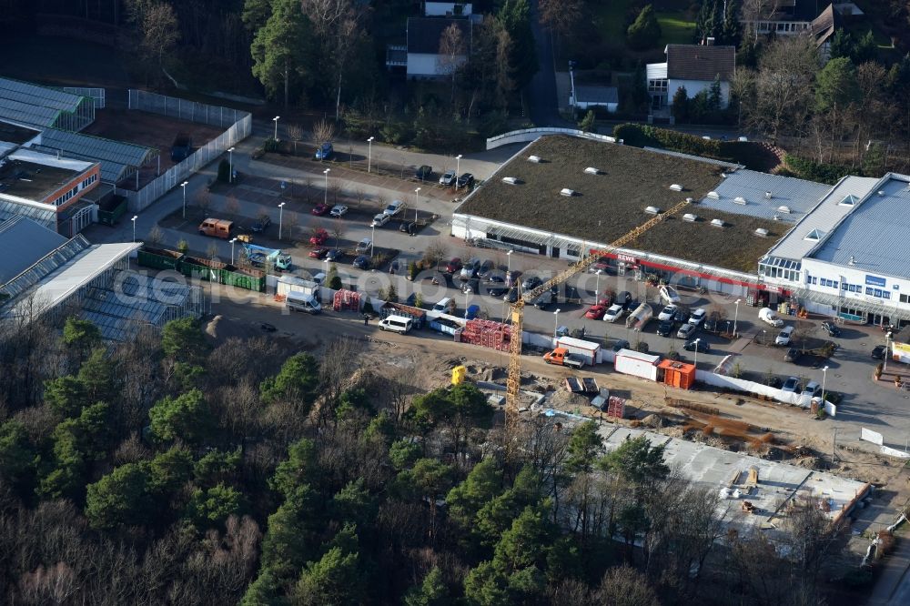 Aerial image Hohen Neuendorf - Construction works of the shopping center at the former OBI - Hardware at Schoenfliesser street in Hohen Neuendorf in Brandenburg. GVG Project Development Company plans to revitalize the brain area by demolition of disused construction market and the new Spacious a modern local supply and service center