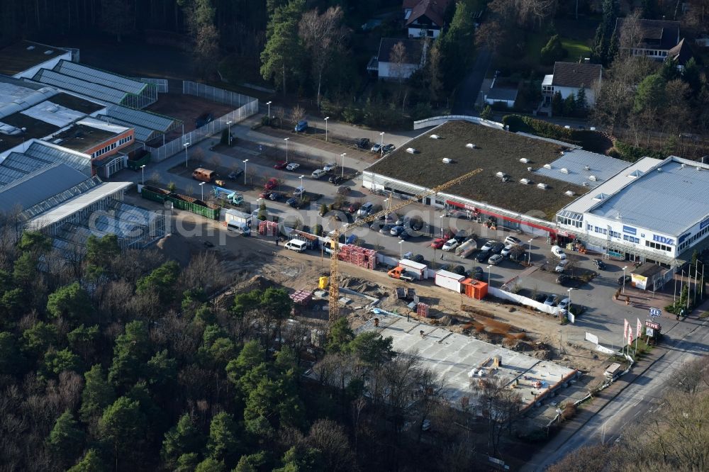 Aerial photograph Hohen Neuendorf - Construction works of the shopping center at the former OBI - Hardware at Schoenfliesser street in Hohen Neuendorf in Brandenburg. GVG Project Development Company plans to revitalize the brain area by demolition of disused construction market and the new Spacious a modern local supply and service center