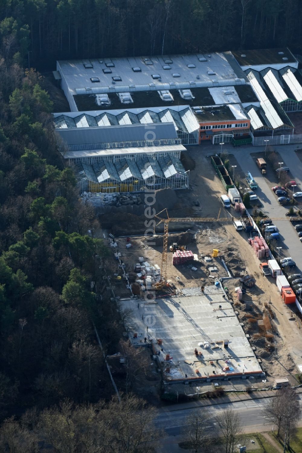 Hohen Neuendorf from above - Construction works of the shopping center at the former OBI - Hardware at Schoenfliesser street in Hohen Neuendorf in Brandenburg. GVG Project Development Company plans to revitalize the brain area by demolition of disused construction market and the new Spacious a modern local supply and service center