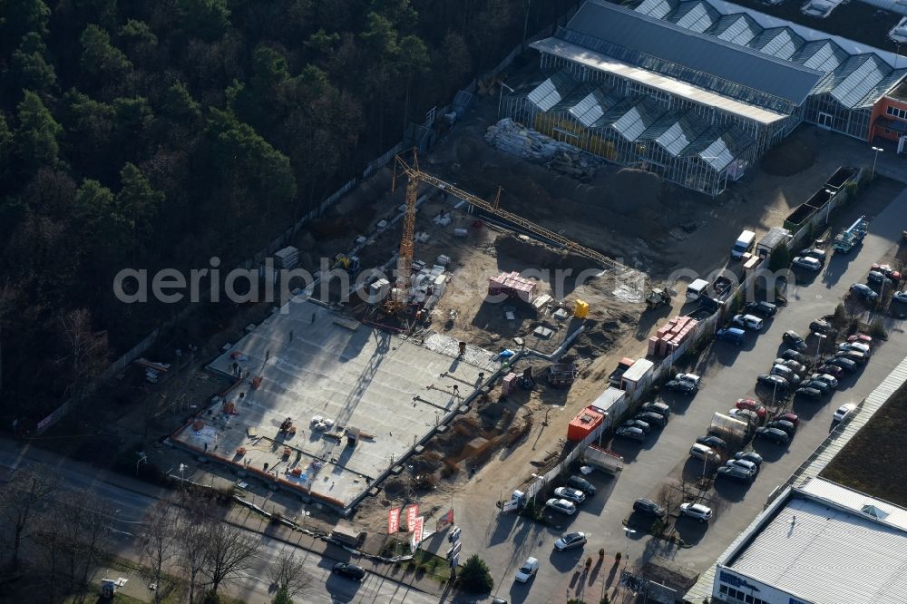 Aerial image Hohen Neuendorf - Construction works of the shopping center at the former OBI - Hardware at Schoenfliesser street in Hohen Neuendorf in Brandenburg. GVG Project Development Company plans to revitalize the brain area by demolition of disused construction market and the new Spacious a modern local supply and service center