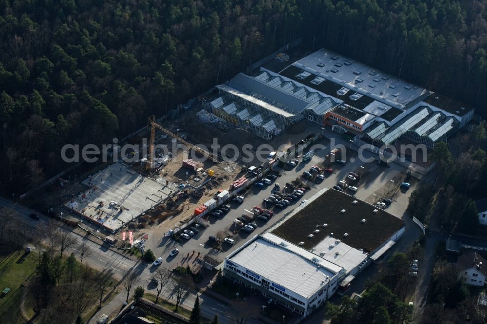 Aerial photograph Hohen Neuendorf - Construction works of the shopping center at the former OBI - Hardware at Schoenfliesser street in Hohen Neuendorf in Brandenburg. GVG Project Development Company plans to revitalize the brain area by demolition of disused construction market and the new Spacious a modern local supply and service center