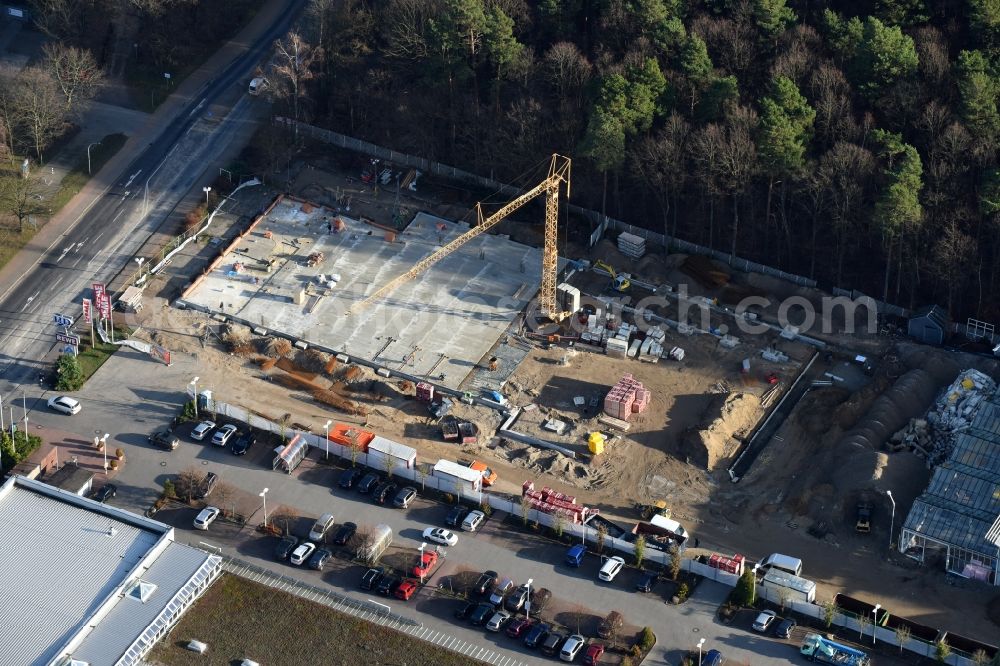 Hohen Neuendorf from the bird's eye view: Construction works of the shopping center at the former OBI - Hardware at Schoenfliesser street in Hohen Neuendorf in Brandenburg. GVG Project Development Company plans to revitalize the brain area by demolition of disused construction market and the new Spacious a modern local supply and service center