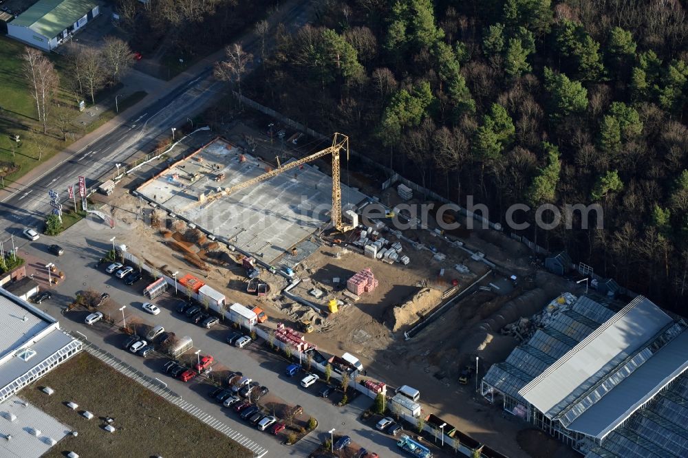 Aerial image Hohen Neuendorf - Construction works of the shopping center at the former OBI - Hardware at Schoenfliesser street in Hohen Neuendorf in Brandenburg. GVG Project Development Company plans to revitalize the brain area by demolition of disused construction market and the new Spacious a modern local supply and service center