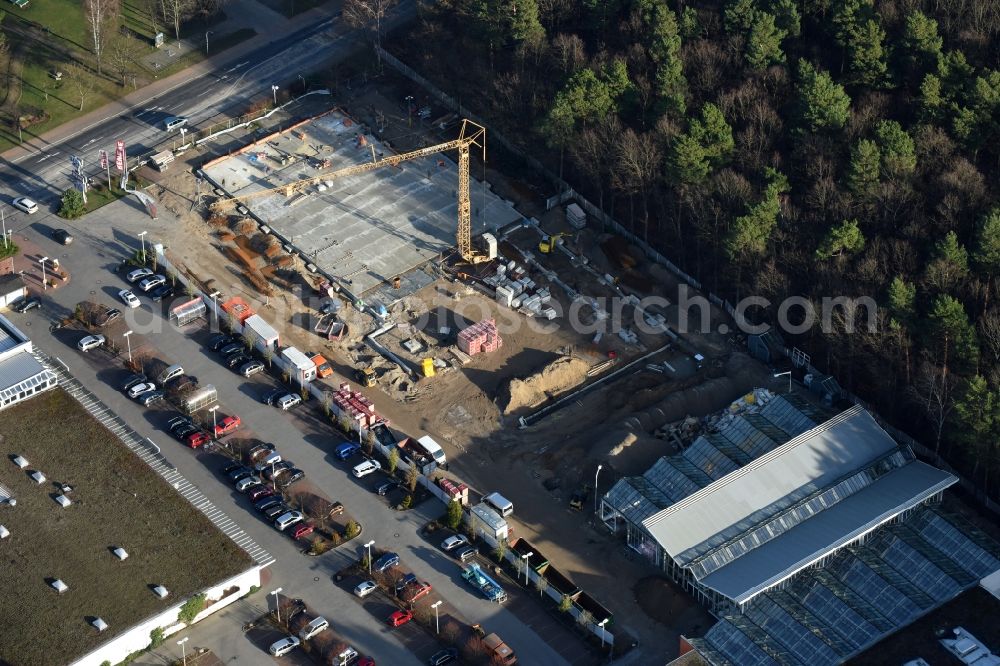 Aerial photograph Hohen Neuendorf - Construction works of the shopping center at the former OBI - Hardware at Schoenfliesser street in Hohen Neuendorf in Brandenburg. GVG Project Development Company plans to revitalize the brain area by demolition of disused construction market and the new Spacious a modern local supply and service center