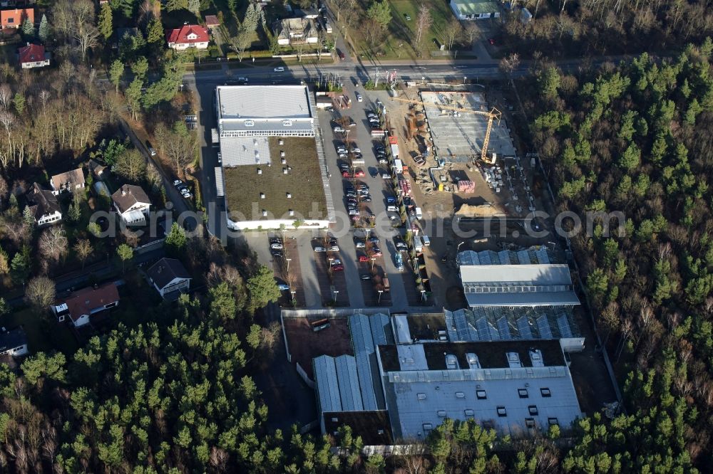 Hohen Neuendorf from above - Construction works of the shopping center at the former OBI - Hardware at Schoenfliesser street in Hohen Neuendorf in Brandenburg. GVG Project Development Company plans to revitalize the brain area by demolition of disused construction market and the new Spacious a modern local supply and service center