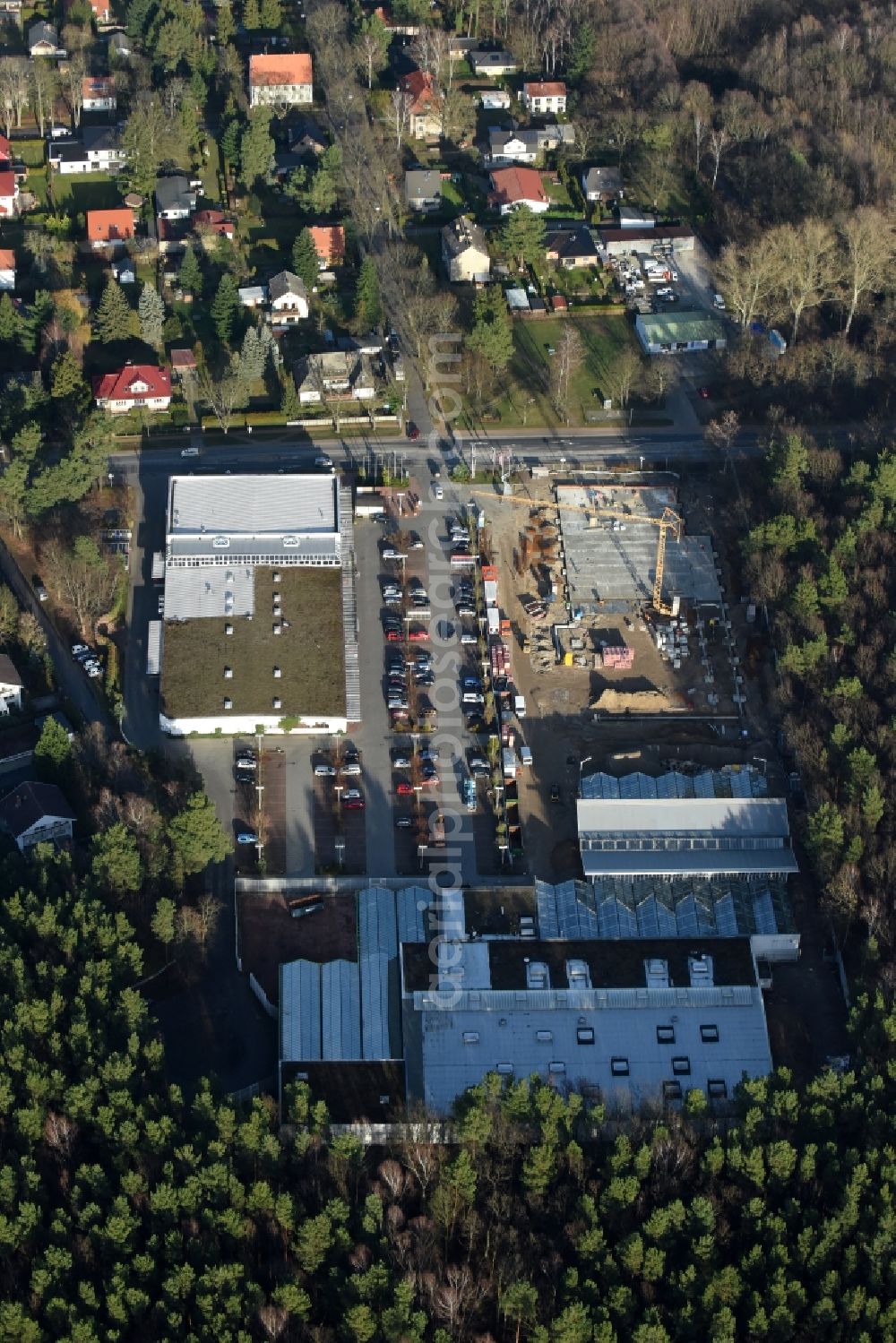 Hohen Neuendorf from the bird's eye view: Construction works of the shopping center at the former OBI - Hardware at Schoenfliesser street in Hohen Neuendorf in Brandenburg. GVG Project Development Company plans to revitalize the brain area by demolition of disused construction market and the new Spacious a modern local supply and service center