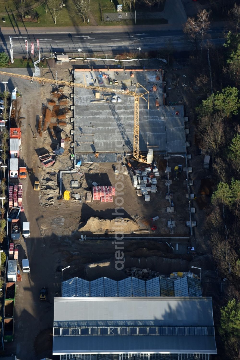 Aerial image Hohen Neuendorf - Construction works of the shopping center at the former OBI - Hardware at Schoenfliesser street in Hohen Neuendorf in Brandenburg. GVG Project Development Company plans to revitalize the brain area by demolition of disused construction market and the new Spacious a modern local supply and service center