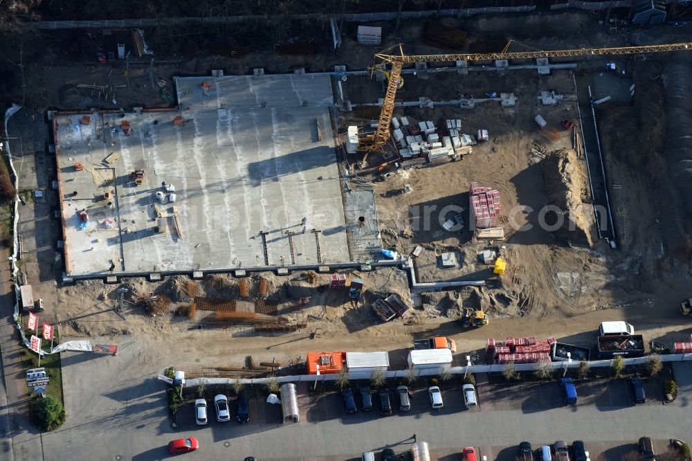 Aerial photograph Hohen Neuendorf - Construction works of the shopping center at the former OBI - Hardware at Schoenfliesser street in Hohen Neuendorf in Brandenburg. GVG Project Development Company plans to revitalize the brain area by demolition of disused construction market and the new Spacious a modern local supply and service center