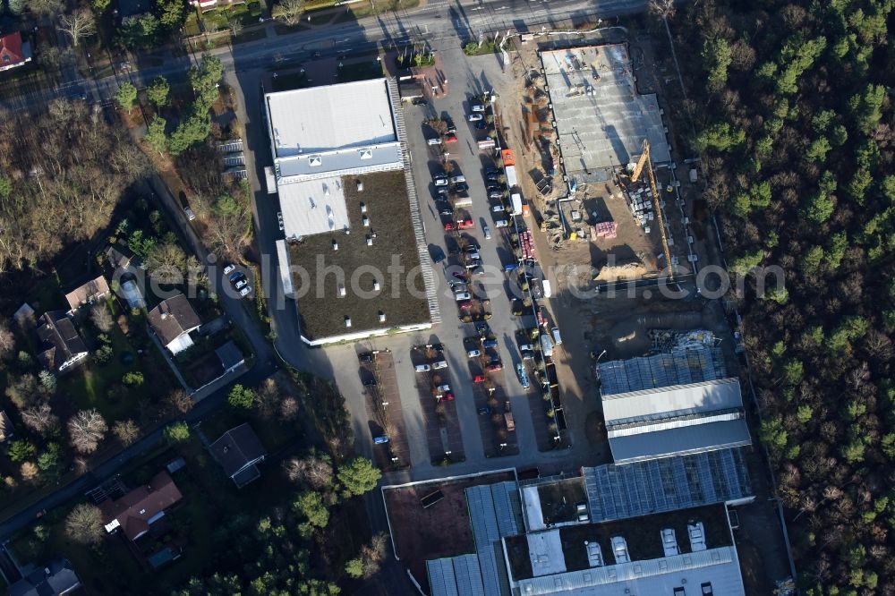 Hohen Neuendorf from the bird's eye view: Construction works of the shopping center at the former OBI - Hardware at Schoenfliesser street in Hohen Neuendorf in Brandenburg. GVG Project Development Company plans to revitalize the brain area by demolition of disused construction market and the new Spacious a modern local supply and service center