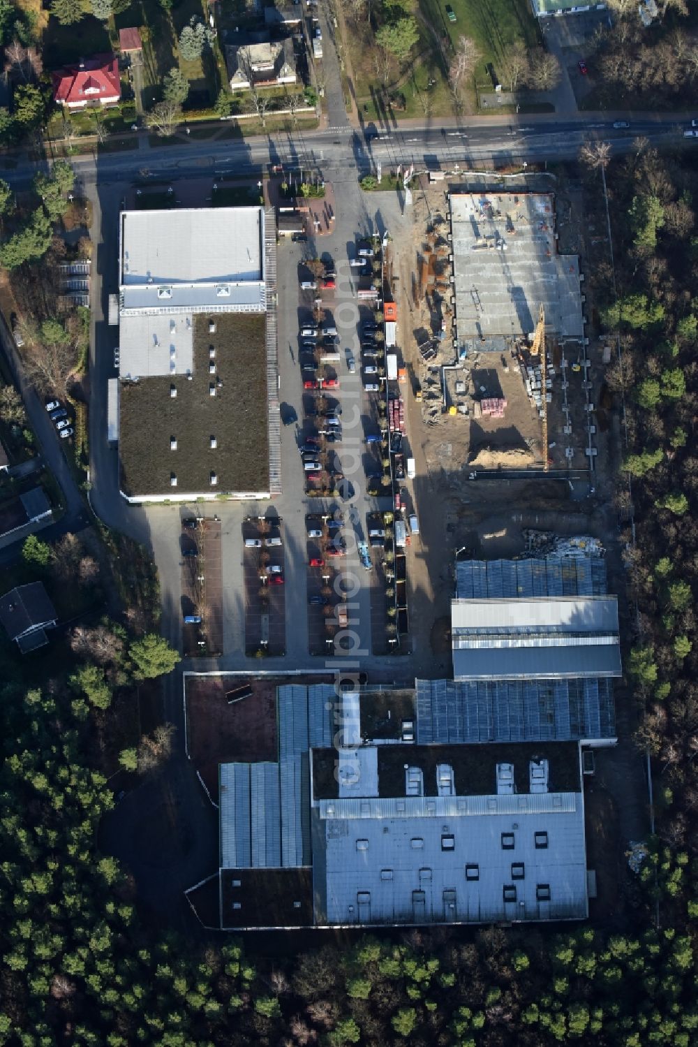 Aerial image Hohen Neuendorf - Construction works of the shopping center at the former OBI - Hardware at Schoenfliesser street in Hohen Neuendorf in Brandenburg. GVG Project Development Company plans to revitalize the brain area by demolition of disused construction market and the new Spacious a modern local supply and service center