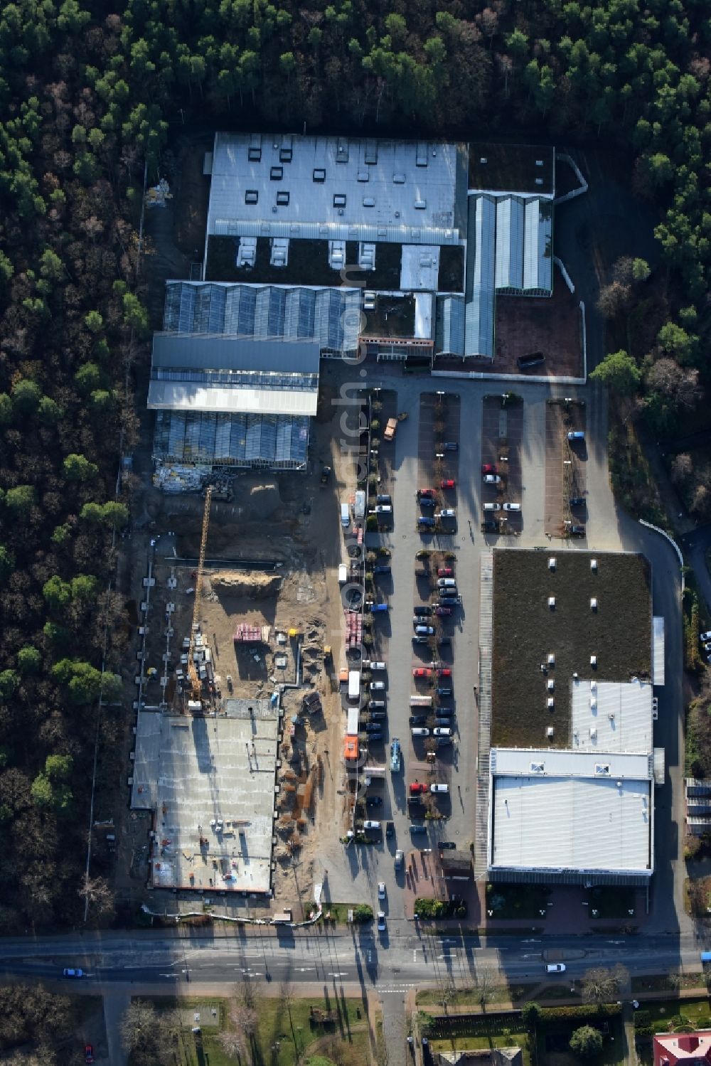 Aerial photograph Hohen Neuendorf - Construction works of the shopping center at the former OBI - Hardware at Schoenfliesser street in Hohen Neuendorf in Brandenburg. GVG Project Development Company plans to revitalize the brain area by demolition of disused construction market and the new Spacious a modern local supply and service center