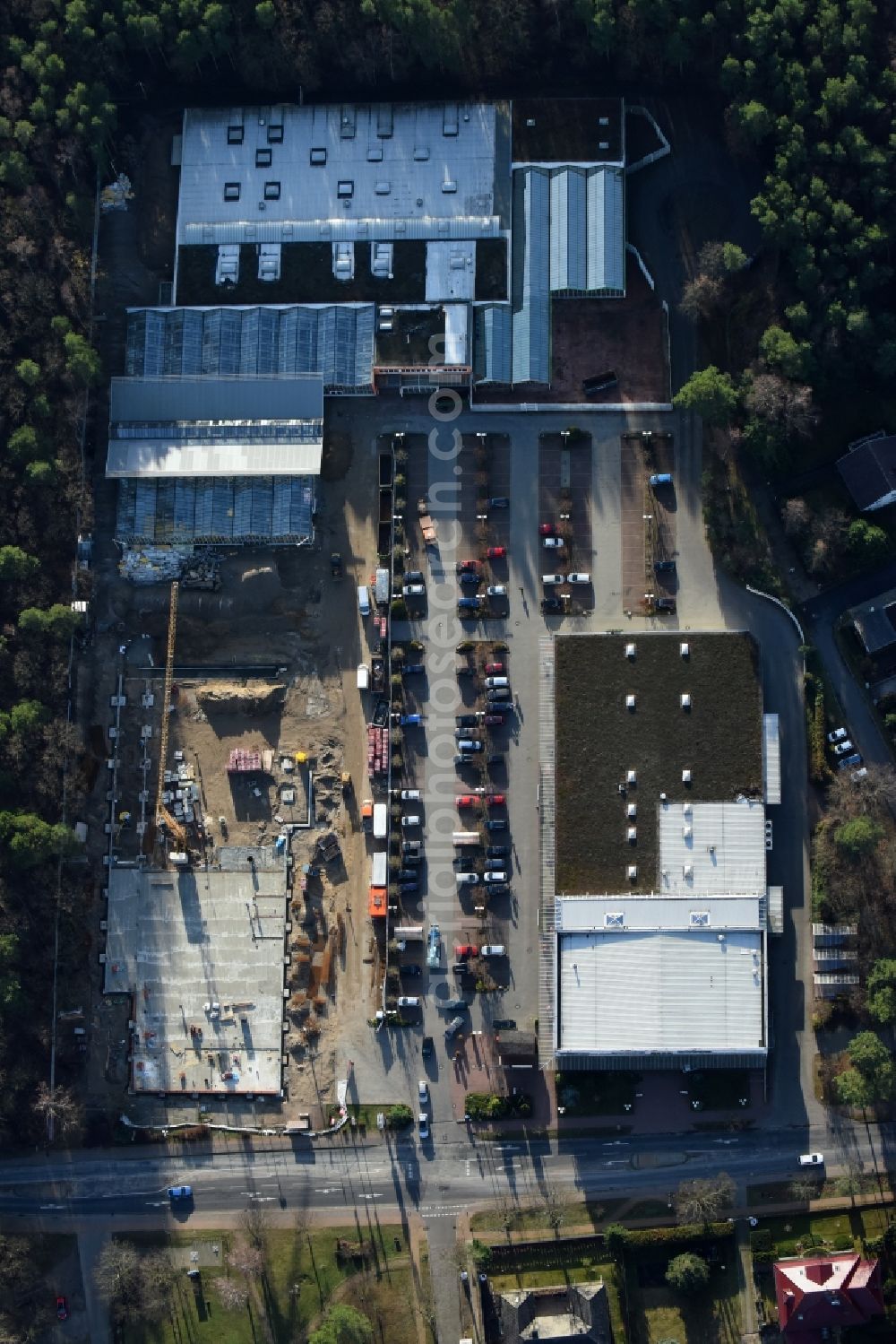 Hohen Neuendorf from above - Construction works of the shopping center at the former OBI - Hardware at Schoenfliesser street in Hohen Neuendorf in Brandenburg. GVG Project Development Company plans to revitalize the brain area by demolition of disused construction market and the new Spacious a modern local supply and service center