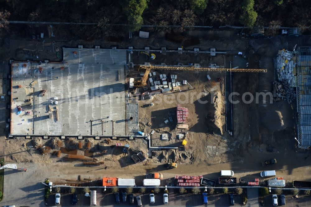 Hohen Neuendorf from the bird's eye view: Construction works of the shopping center at the former OBI - Hardware at Schoenfliesser street in Hohen Neuendorf in Brandenburg. GVG Project Development Company plans to revitalize the brain area by demolition of disused construction market and the new Spacious a modern local supply and service center