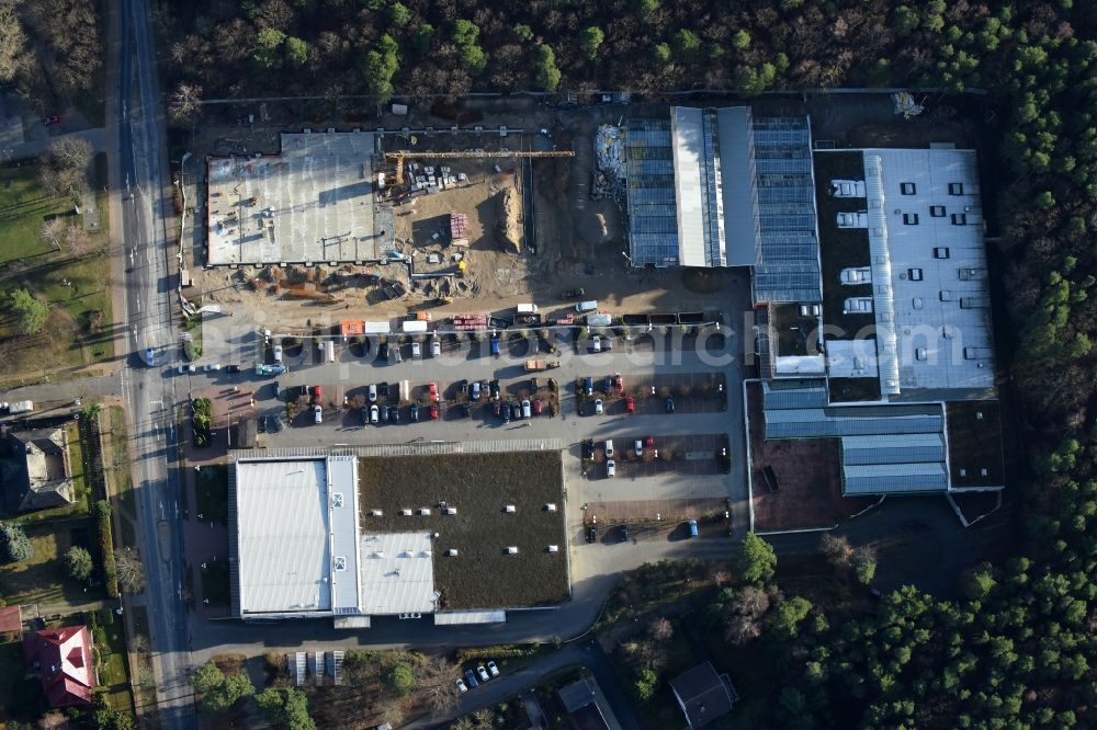 Aerial image Hohen Neuendorf - Construction works of the shopping center at the former OBI - Hardware at Schoenfliesser street in Hohen Neuendorf in Brandenburg. GVG Project Development Company plans to revitalize the brain area by demolition of disused construction market and the new Spacious a modern local supply and service center