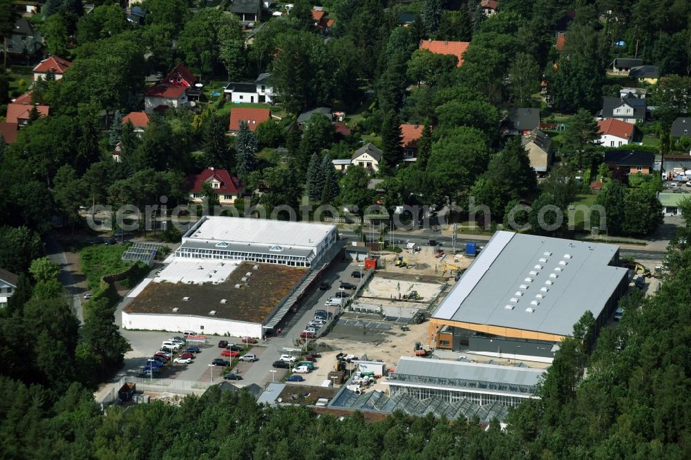 Hohen Neuendorf from above - Construction works of the shopping center at the former OBI - Hardware at Schoenfliesser street in Hohen Neuendorf in Brandenburg. GVG Project Development Company plans to revitalize the brain area by demolition of disused construction market and the new Spacious a modern local supply and service center