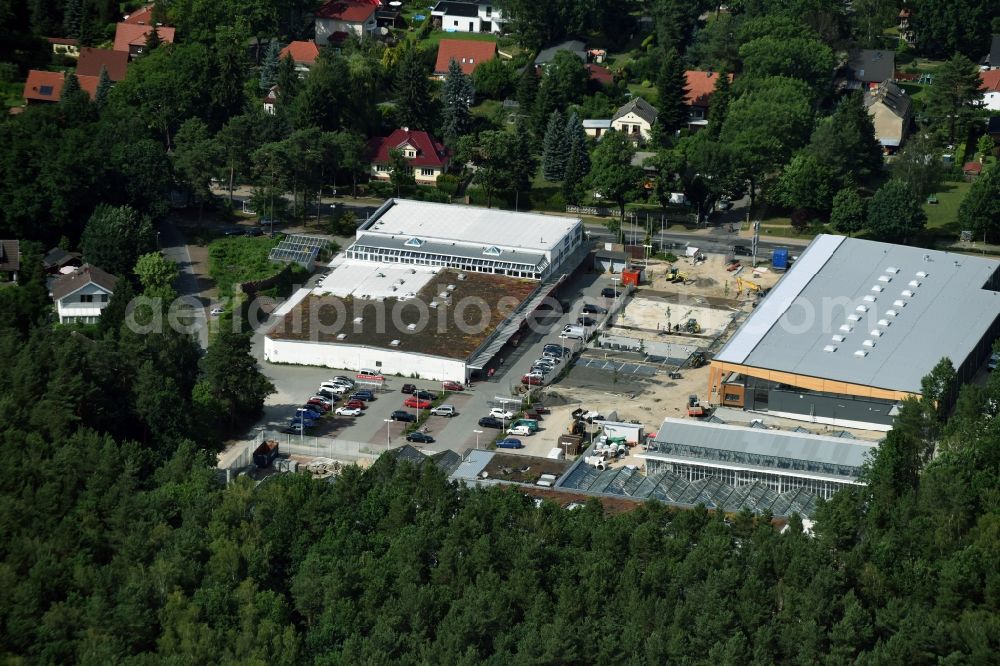 Hohen Neuendorf from the bird's eye view: Construction works of the shopping center at the former OBI - Hardware at Schoenfliesser street in Hohen Neuendorf in Brandenburg. GVG Project Development Company plans to revitalize the brain area by demolition of disused construction market and the new Spacious a modern local supply and service center